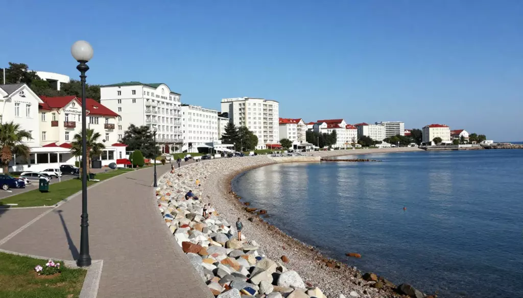 Как забронировать отель в Адлере в 2026 году: лучшие сервисы, районы и советы