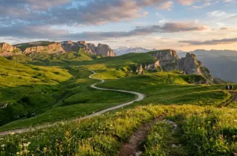 Панорама плато Лаго-Наки в Адыгее: зелёные горные луга, известняковые скалы и дорога среди холмов