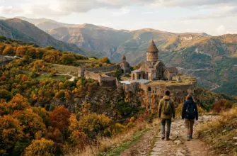 Осенняя Армения: горный монастырь, золотые деревья и туристы на тропе