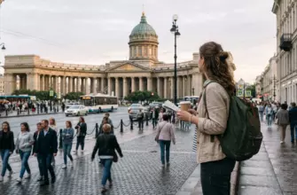 Туристка с рюкзаком смотрит на Казанский собор во время бюджетной прогулки по Санкт-Петербургу