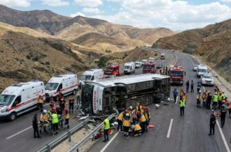 В Турции перевернулся автобус: 40 пострадавших