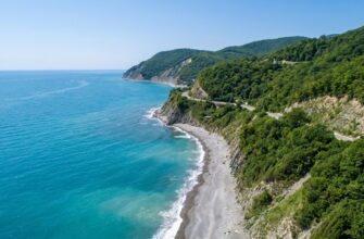 Бирюзовая вода и зеленые скалы черноморского побережья Краснодарского края